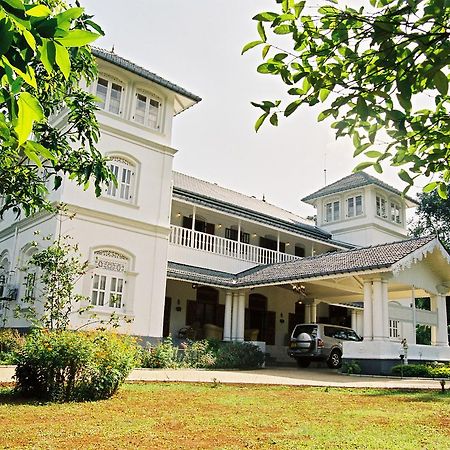 แมเนอร์ เฮาส์ Hotel Embulpure ภายนอก รูปภาพ