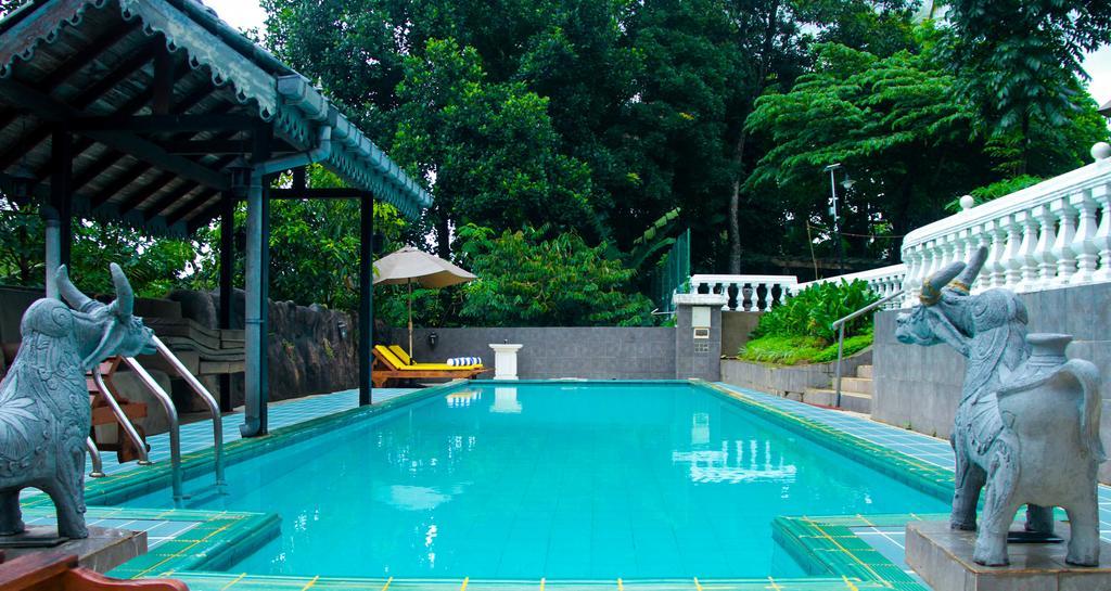 แมเนอร์ เฮาส์ Hotel Embulpure ภายนอก รูปภาพ