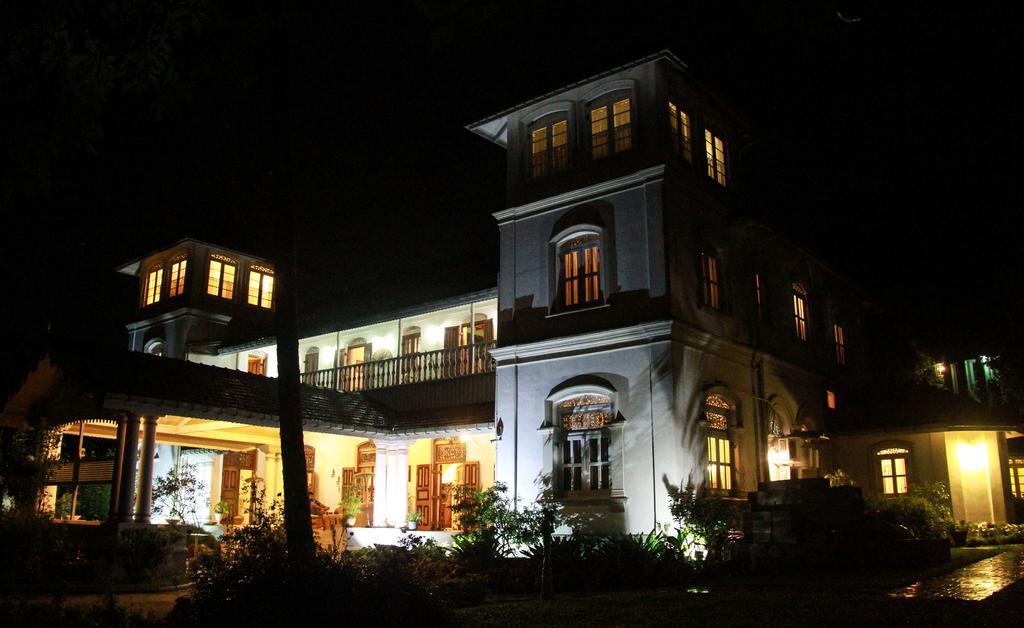 แมเนอร์ เฮาส์ Hotel Embulpure ภายนอก รูปภาพ