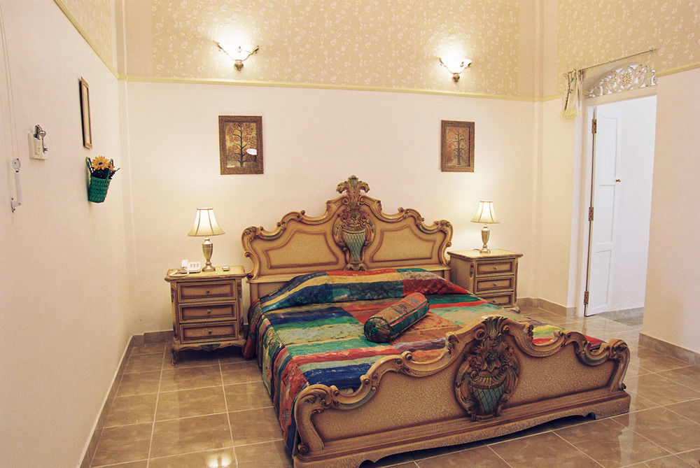 แมเนอร์ เฮาส์ Hotel Embulpure ภายนอก รูปภาพ