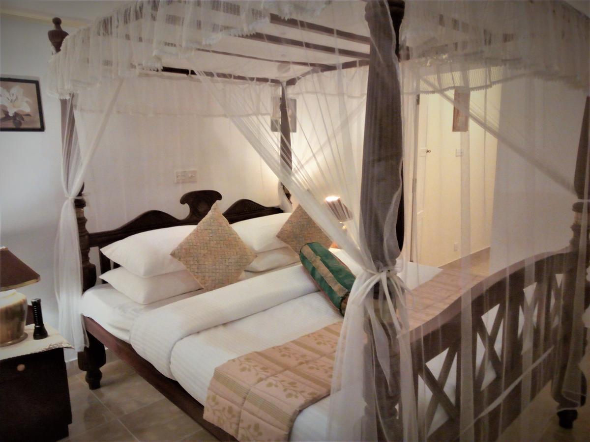 แมเนอร์ เฮาส์ Hotel Embulpure ภายนอก รูปภาพ
