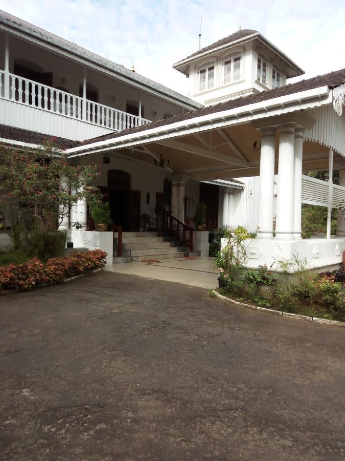 แมเนอร์ เฮาส์ Hotel Embulpure ภายนอก รูปภาพ