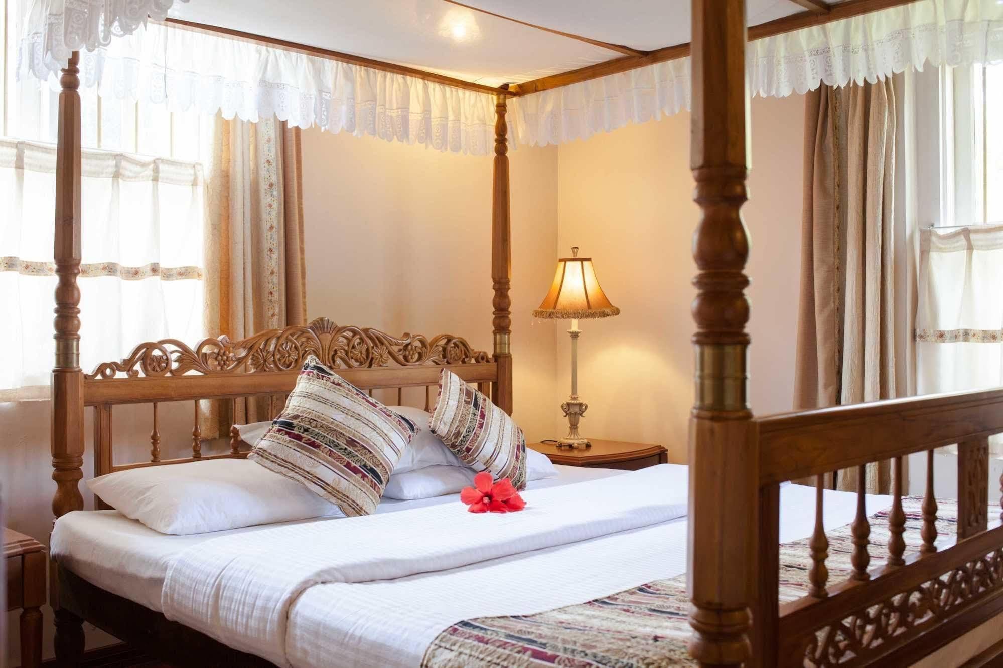 แมเนอร์ เฮาส์ Hotel Embulpure ภายนอก รูปภาพ