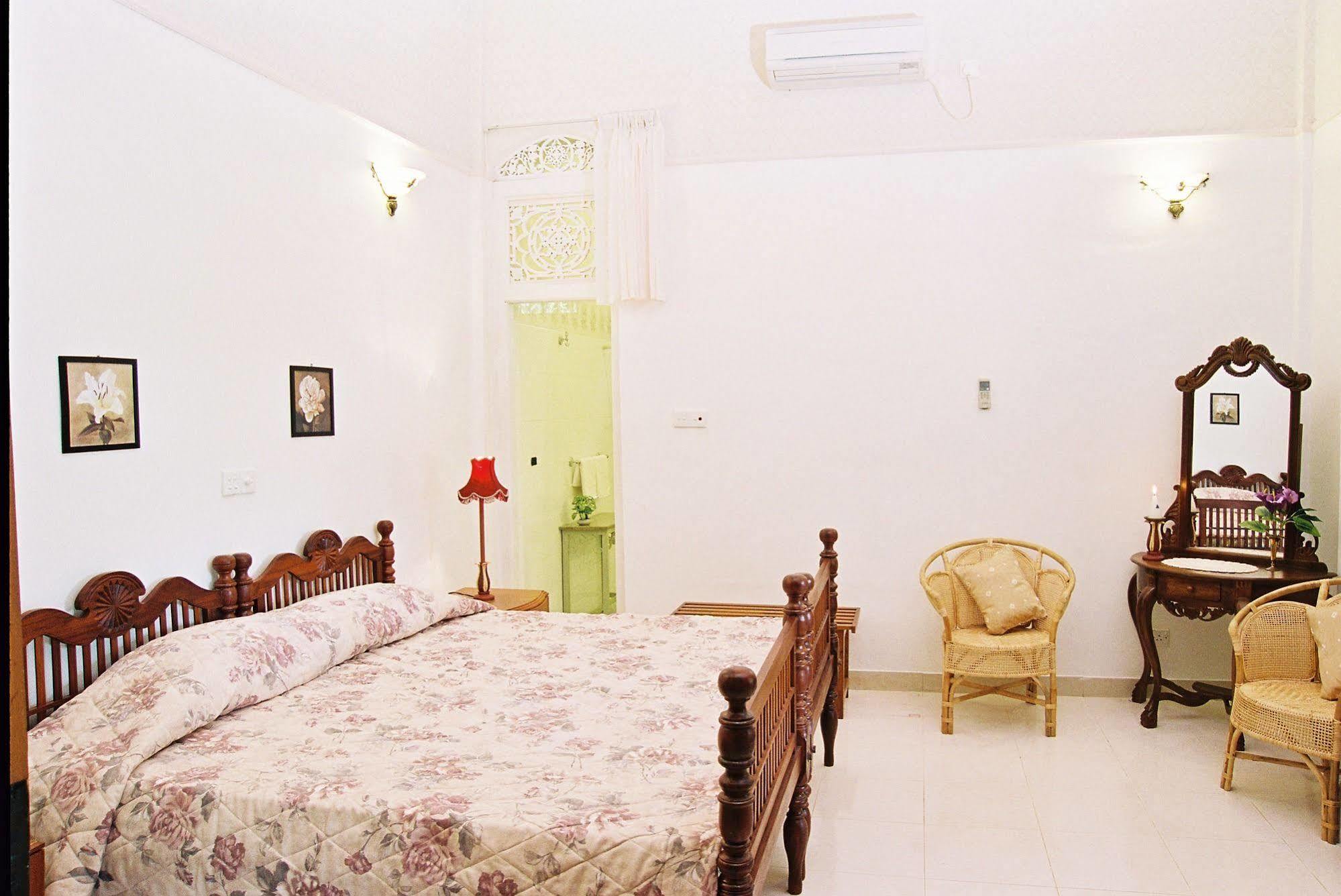 แมเนอร์ เฮาส์ Hotel Embulpure ภายนอก รูปภาพ