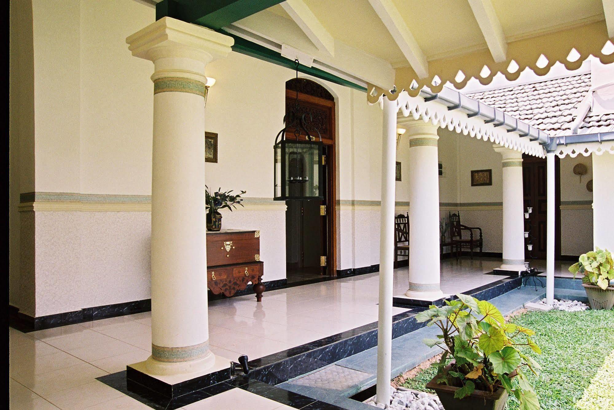 แมเนอร์ เฮาส์ Hotel Embulpure ภายนอก รูปภาพ