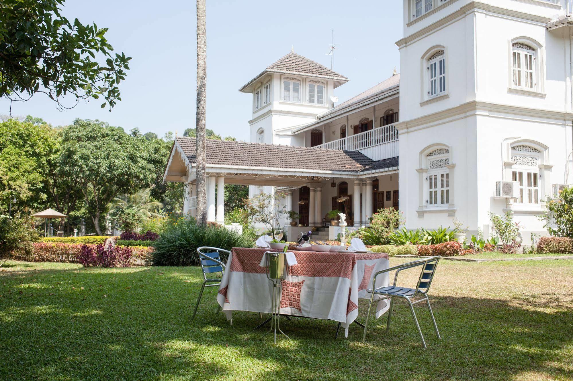 แมเนอร์ เฮาส์ Hotel Embulpure ภายนอก รูปภาพ