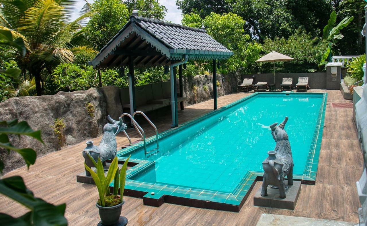 แมเนอร์ เฮาส์ Hotel Embulpure ภายนอก รูปภาพ