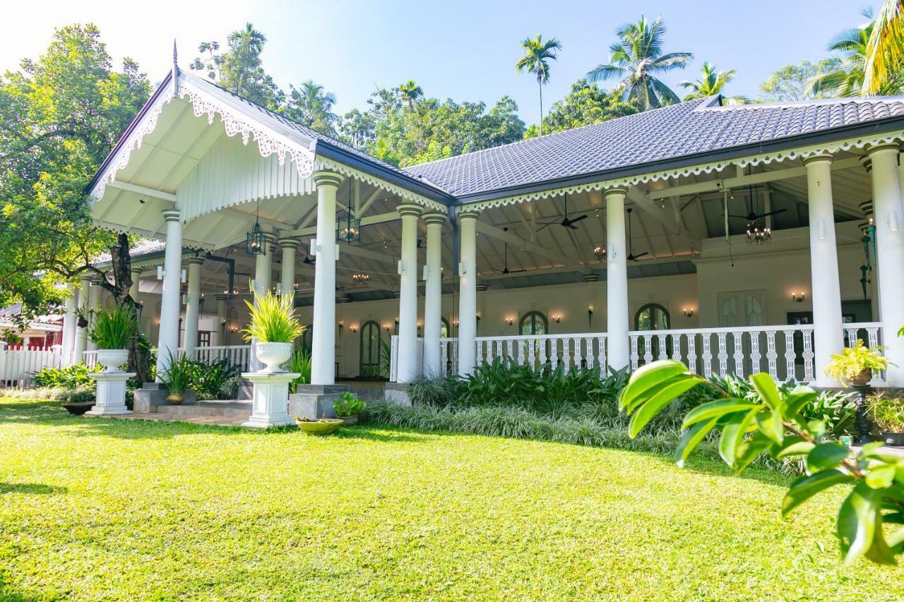 แมเนอร์ เฮาส์ Hotel Embulpure ภายนอก รูปภาพ