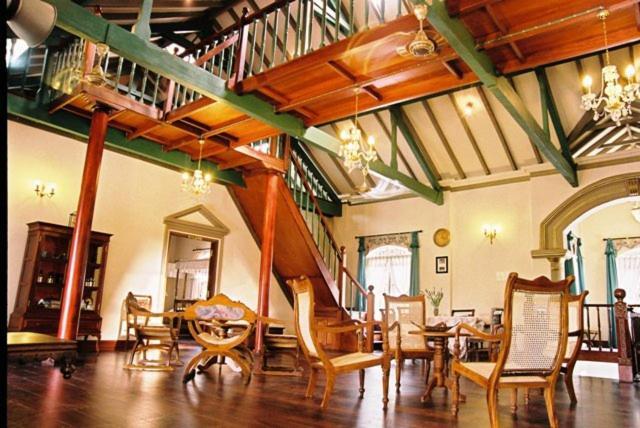แมเนอร์ เฮาส์ Hotel Embulpure ภายนอก รูปภาพ
