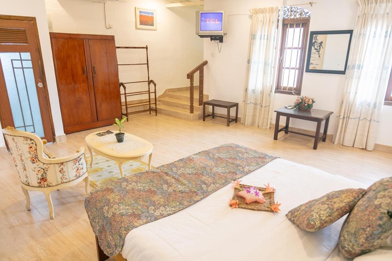 แมเนอร์ เฮาส์ Hotel Embulpure ภายนอก รูปภาพ