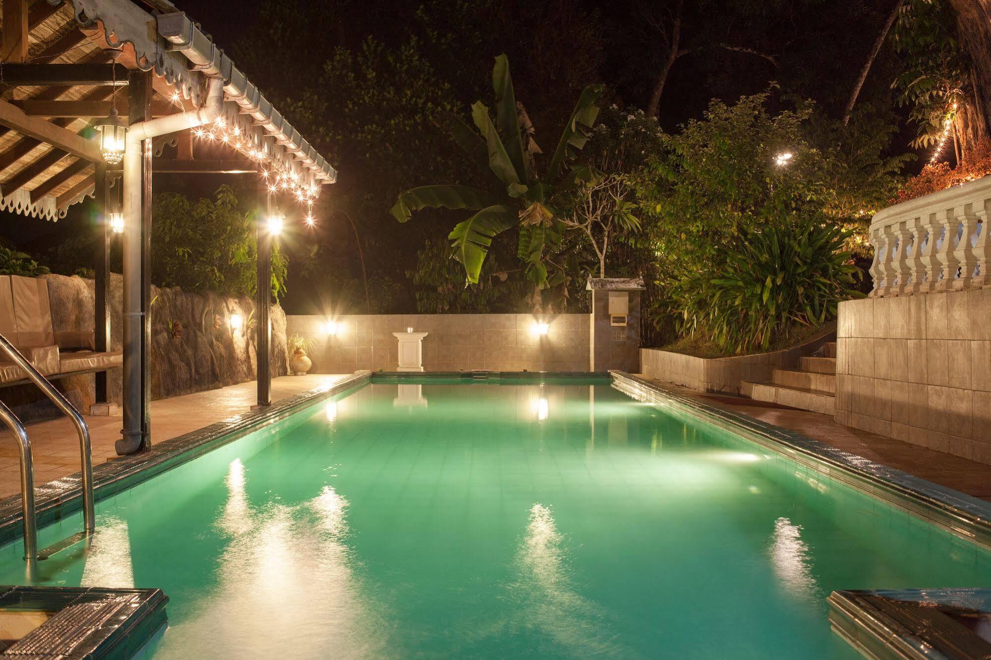 แมเนอร์ เฮาส์ Hotel Embulpure ภายนอก รูปภาพ